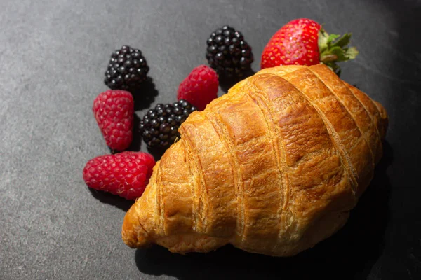 Krispig Croissant Med Bär Fransk Frukost Färska Aromatiska Bakverk Läcker — Stockfoto