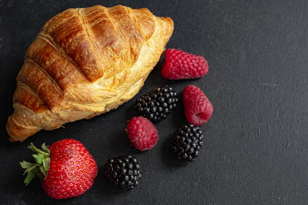 Krispig Croissant Med Bär Fransk Frukost Färska Aromatiska Bakverk Läcker — Stockfoto