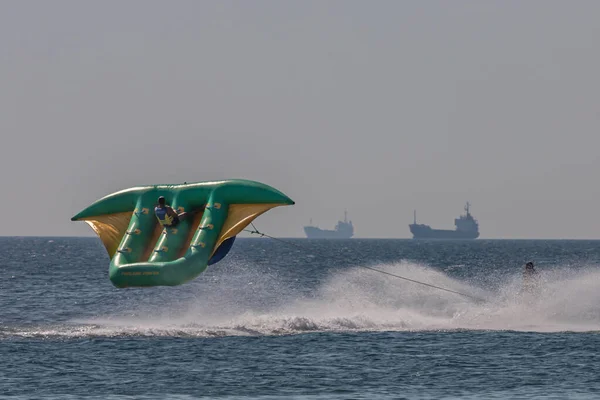 Şiltenin Üzerinde Uçmak Yaz Tatilinde Sahilde Suda Eğlenmek Jet Ski — Stok fotoğraf