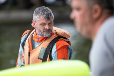 Ternopil, Ukrayna - 08 / 28 / 2021: Uluslararası Hydro GP Ternopil Şampiyonası. Kasklı ve can yelekli bir sporcu. Sürat teknesi pilotu. Bir motorlu tekne sürücüsü için uygun. Su sporları. Ekstrem sporlar. Suda formül. Zafer havası..