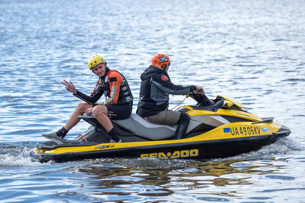 Jet ski 'deki kurtarma ekipleri. Su kurtarma ortakları. Yarışmada sporcuların güvenliği. Hydro GP Şampiyonası. Dalgıç kıyafetli adamlar. Can yeleği. Cankurtaran ekipmanı.
