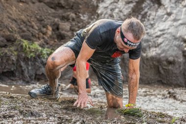 Engel parkuru. Bir adam maraton koşuyor. Spor müsabakaları. Ukrayna Sparta ırkı. İpe tırmanıyorum. Karnının üstünde sürünüyor. Kirli suda yüzmek. Fiziksel aktivite. Aktif boş zaman. Kendine meydan oku. Ukrayna sporları. Yardım amaçlı spor etkinliği. 