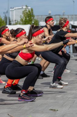 Sparta Yarışı Ukrayna. Kazananların yüzleri. Takım ruhu. Spor ısınması. Vücut parçaları. Güzel insanlar. Ukraynalılar sağlıklı bir millettir. Dayanıklılık yarışı. Ekstrem sporlar. Ukraynalı gaziler. Huysuz karakter. Ukraynalıların kazanma isteği.