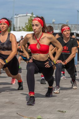 Sparta Yarışı Ukrayna. Kazananların yüzleri. Takım ruhu. Spor ısınması. Vücut parçaları. Güzel insanlar. Ukraynalılar sağlıklı bir millettir. Dayanıklılık yarışı. Ekstrem sporlar. Ukraynalı gaziler. Huysuz karakter. Ukraynalıların kazanma isteği.