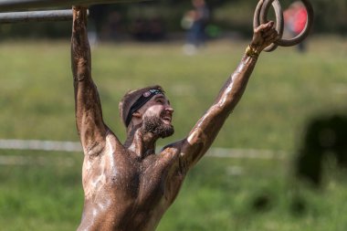 Sparta Yarışı Ukrayna. Kazananların yüzleri. Takım ruhu. Spor ısınması. Vücut parçaları. Güzel insanlar. Ukraynalılar sağlıklı bir millettir. Dayanıklılık yarışı. Ekstrem sporlar. Ukraynalı gaziler. Huysuz karakter. Ukraynalıların kazanma isteği.