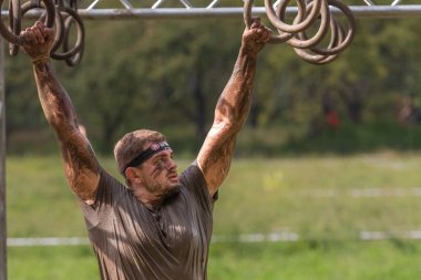 Sparta Yarışı Ukrayna. Kazananların yüzleri. Takım ruhu. Spor ısınması. Vücut parçaları. Güzel insanlar. Ukraynalılar sağlıklı bir millettir. Dayanıklılık yarışı. Ekstrem sporlar. Ukraynalı gaziler. Huysuz karakter. Ukraynalıların kazanma isteği.