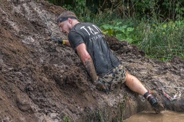 Sparta Yarışı Ukrayna. Engelli yarışı. Protezlerle yaşamak. Güçlü karakter. Vücut parçaları. Özürlü insanlar. Ukraynalı gaziler. Tekerlekli sandalyedeki bir sporcu. Felç olmuş bacaklar. Protez endüstrisi. Koltuk değnekli bir sporcu. Kolsuz bir adam..