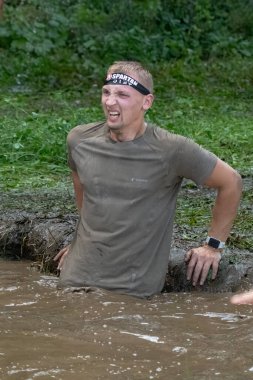 Sparta Yarışı Ukrayna. Kazananların yüzleri. Takım ruhu. Spor ısınması. Vücut parçaları. Güzel insanlar. Ukraynalılar sağlıklı bir millettir. Dayanıklılık yarışı. Ekstrem sporlar. Ukraynalı gaziler. Huysuz karakter. Ukraynalıların kazanma isteği.