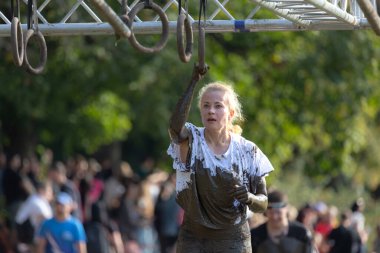 Sparta Yarışı Ukrayna. Kazananların yüzleri. Takım ruhu. Spor ısınması. Vücut parçaları. Güzel insanlar. Ukraynalılar sağlıklı bir millettir. Dayanıklılık yarışı. Ekstrem sporlar. Ukraynalı gaziler. Huysuz karakter. Ukraynalıların kazanma isteği.