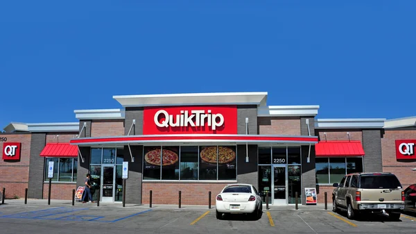QuickTrip gas station and convenience store — Stock Photo, Image