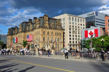 Üç Kafadarlar Zirvesi için hayranları toplamak