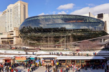 Ottawa, Kanada - 8 Şubat 2014: Binlerce insan, dünyanın en büyük açık hava buz pateni pisti olan Rideau Kanalı 'ndaki yıllık Kış Festivali sırasında pek çok yemek büfesini ziyaret ediyor.