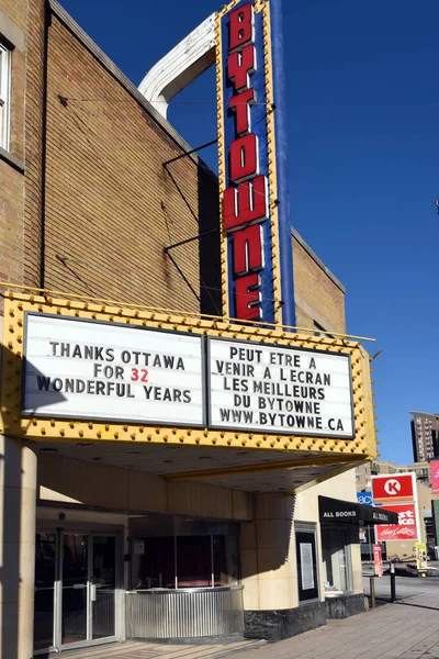 カナダのオタワ 2020年12月29日 リドー ストリートのバイタウン シネマは コヴィッド 19のためにその扉を閉じることを余儀なくされているレパートリー映画館です 1947年にネルソン劇場として開館し 1988年からはザ バイタウンとして運営されている — ストック写真