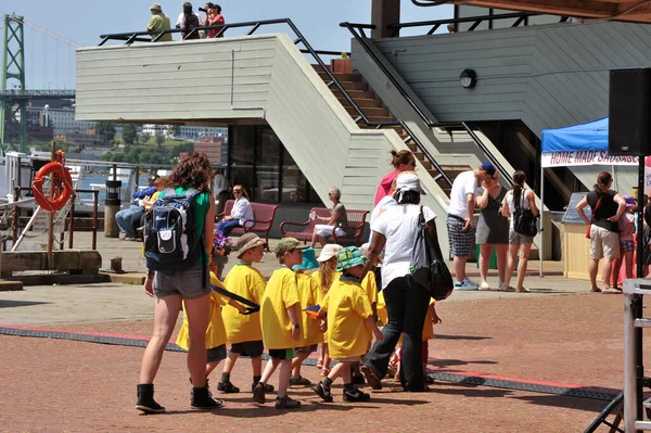 カナダのダートマス 2012年7月23日 彼らの保護者が彼らを導くので 若い子供たちはガイドロープにしがみつくダートマスフェリーターミナルで背の高い船イベントを投げた — ストック写真