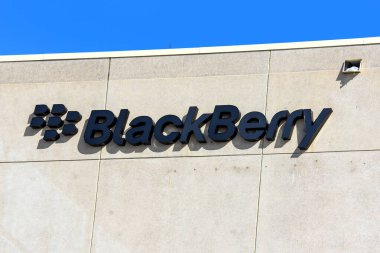 Kanata, Kanada - 17 Şubat 2019: Farrar Bulvarı 'ndaki BlackBerry QNX binası. QNX, BlackBerry tarafından 2010 yılında satın alınan bir Kanada şirketidir. Yazılımları şu anda 120 milyon arabanın bilgi işleme sisteminde..  