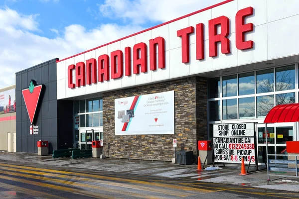 Ottawa, Kanada 25 Nisan. 2020: Canadian Tire, COVID önlemlerine uymak için Ontario 'daki dükkanlarını kapatmak zorunda kaldı. Çok çeşitli ürünler satan Kanadalı perakende şirketi daha fazla bilgi edinene kadar kaldırım kenarı alımı önerecek.