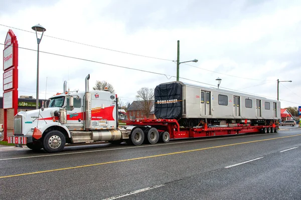 Havelock Canadá Abril 2012 Transfer Truck Transporta Coche Metro Bombardier — Foto de Stock