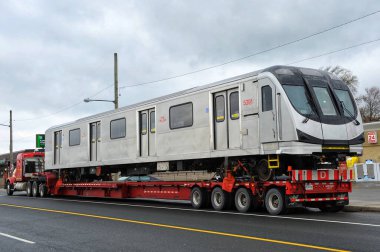 Havelock, ON, Kanada 26 Nisan 2012 Nakil kamyonu Toronto Ulaşım Komisyonu metro vagonu olarak bir Bombardier metro vagonu taşıyor..