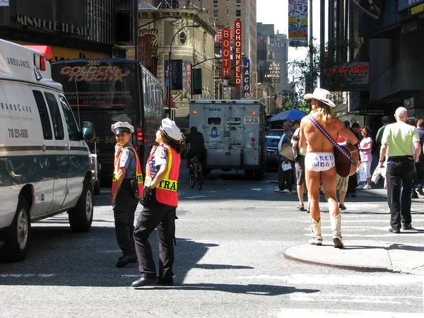 2008年9月10日 ニューヨーク アメリカ 裸のカウボーイは マンハッタンのタイムズスクエアで長い間固定具となっています — ストック写真