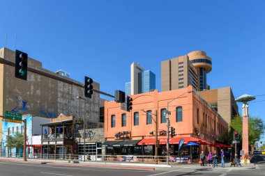 Phoenix, AZ, ABD - 21 Şubat 2016: Majerle 's Sports Grill ile 2. Cadde ile E Washington' un köşesi, Chase ile Downtown Pizza ve Hyatt Regency Hotel 'in arkasında dönen restoranı.