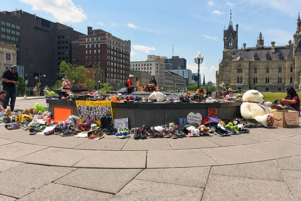 Ottawa Kanada Czerwca 2021 Ludzie Zbierają Się Zostawiają Buty Zabawki — Zdjęcie stockowe
