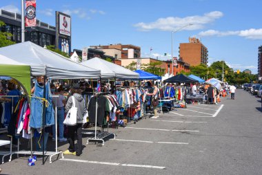 Ottawa, Kanada - 14 Ağustos 2021: Byward Market 'teki York Caddesi' nde bir sıra büfe müşterilere koronavirüs salgını sırasında açık havada alışveriş yapma fırsatı sunuyor.