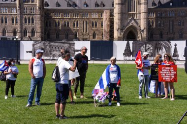 Ottawa, Kanada - 14 Ağustos 2021: Küba 'daki diktatörlüğü protesto etmek ve Kübalılara uluslararası yardım çağrısı yapmak için Parliament Hill' de bir kalabalık toplandı.