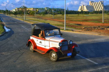 Varadero, Küba - 3 Şubat 2010: Melia Las Antillas Tatil Köyü 'nden vintage taksi kalkıyor. Blau Varadero tatil köyü sağda görülebilir..