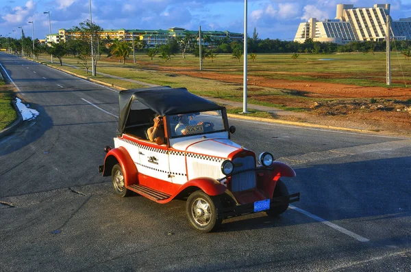 Varadero Cuba Februray 2010 Vintage Taxi Pulls Out Melia Las — Stock Photo, Image