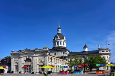 Kingston, Kanada - 15 Ağustos 2021: Kingston Belediye Binası 1844 yılında tamamlandığında Kanada 'nın başkentiydi. Kanada 'nın Ulusal Tarih Bölgesi olarak gösterilir. Binanın arkasındaki alan Pazar Meydanı ve ben...