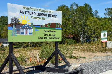 Westport, Kanada - 4 Eylül 2021: Watercolor Westport için Kanada 'nın doğusundaki Ontario kasabasında bu enerji verimliliğinin bu standardında inşa edilen ilk ev olan net sıfır enerjili yeni bir geliştirme imzası.