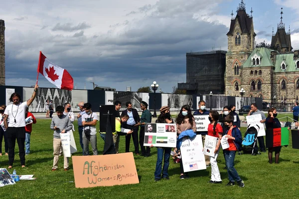 2021年9月11日 加拿大渥太华 一群人聚集在国会山上 为阿富汗人民争取国际援助 — 图库照片
