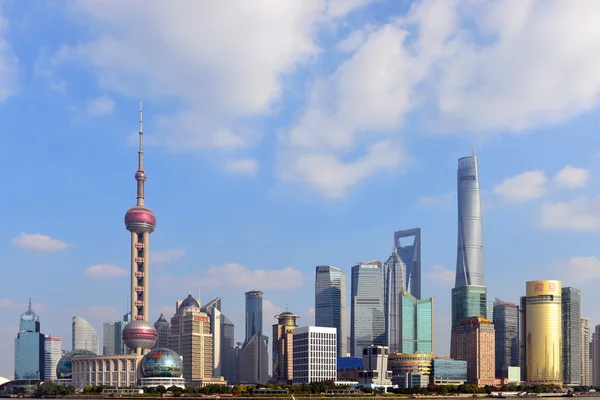 Skyline di Shanghai in una giornata di sole Foto Stock Royalty Free