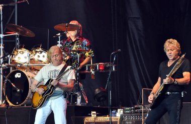 Ottawa, Kanada - 8 Temmuz 2010: Justin Hayward, L, ve John Lodge, R, İngiliz grup The Moody Blues 1994 'te Ottawa Bluesfest' te sahne aldı..