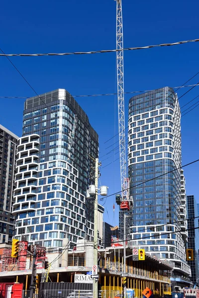 Ottawa, Kanada - 30 Eylül 2025: Albert ve Lyon caddelerindeki LRT istasyonu yakınlarındaki iki Releve lüks apartman kulesi. Binalardan biri resmi olarak açıldı, diğeri ise hala yapım aşamasında. Düşüşü hızlandırmaları bekleniyor.