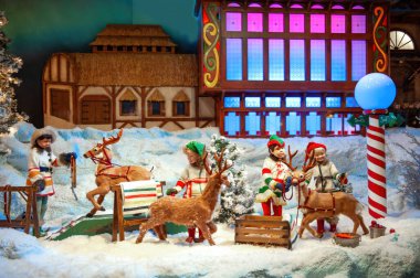 Toronto, Kanada 13 Kasım 2011 Toronto şehir merkezindeki Hudsons Bay mağazasının vitrininde Noel gösterisi.