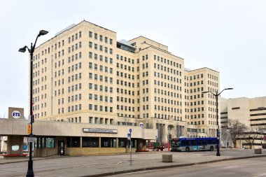 Edmonton, Kanada - 3 Nisan 2025: The Government Transit Centre, Capital Line ve Metro Line hizmet veren bir LRT istasyonudur. Yeraltı yürüyüşü ile Alberta Yasama Binası ve diğer hükümet binalarıyla bağlantılıdır.