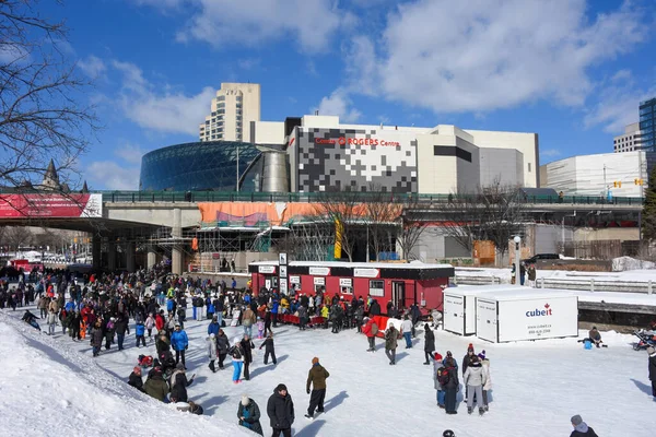 Ottawa, Kanada 14 Şubat 2026 İnsanlar Kanada 'nın başkentinde Winterlude festivalini dünyanın en büyük buz pateni pisti olan Rideau Kanalı' nda paten yaparak kutluyorlar..
