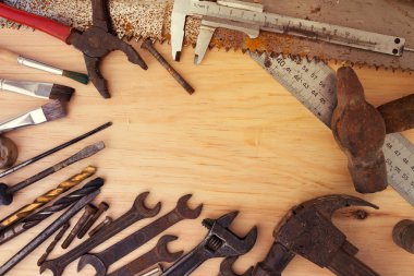 ahşap arka plan üzerinde eski paslı araçları