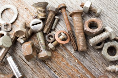 Somun, cıvata eski püskü ahşap arka plan üzerinde