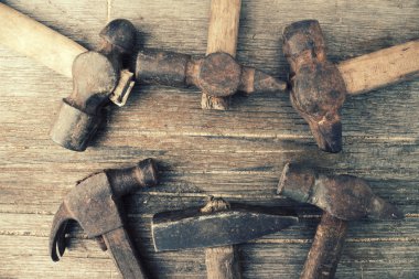 Eski bir kirli grunge ahşap arka plan üzerinde çekiç