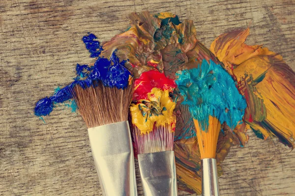 Artistieke penselen in een kleurrijke verf klaar voor werken — Stockfoto