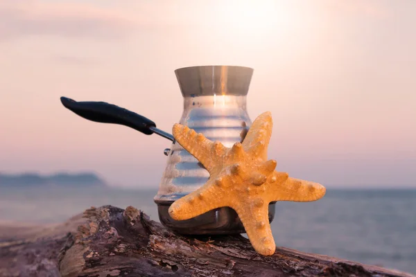 Cafetière avec café fraîchement infusé et étoile de mer — Photo