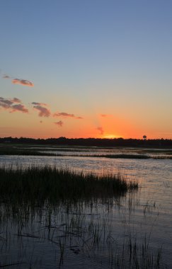 Güzel gün batımı kanal gidiş sular kiraz Grove Beach, Güney Carolina