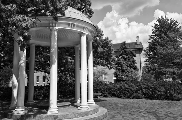 Vieux puits à UNC Chapel Hill en noir et blanc — Photo