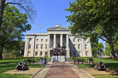 Kuzey Carolina State Capitol Building heykeli ile