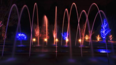 Bir kemer su çeşme Noel ışıkları