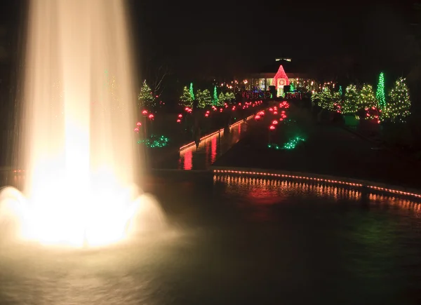 Weihnachtsbeleuchtung am Brunnen — Stockfoto