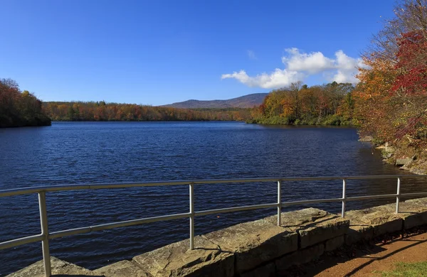 Prijs Lake in de buurt van Blowing Rock — Stockfoto