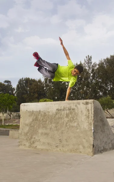 Parkour skok teenager — Stock fotografie